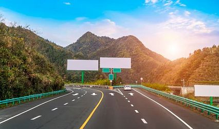 Статичная наружная реклама на автомагистралях