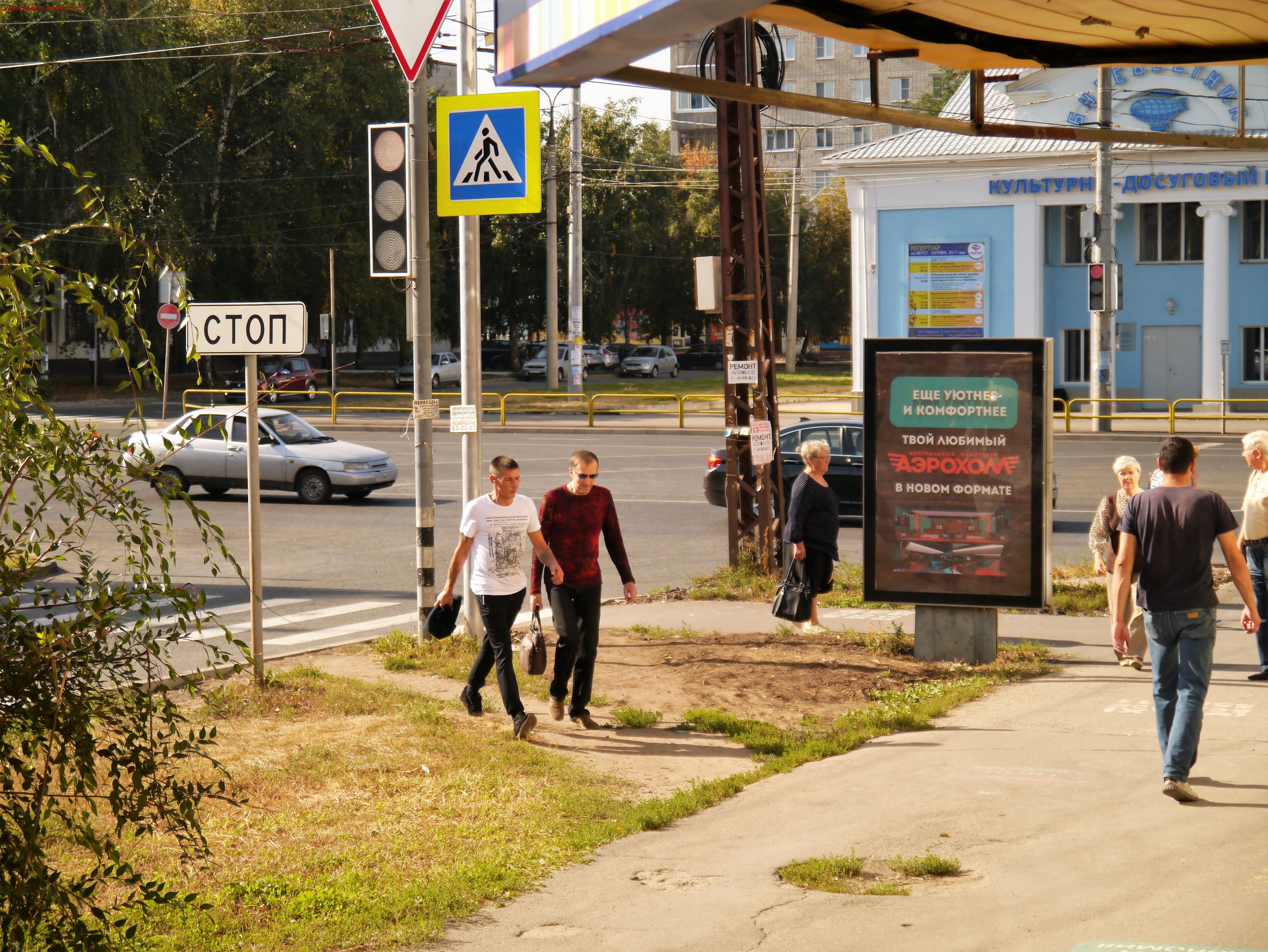 Буревестник остановка. Буревестник Тольятти. Остановка Буревестник Тольятти. Буревестник (кинотеатр, Тольятти). Вход со стороны улицы.